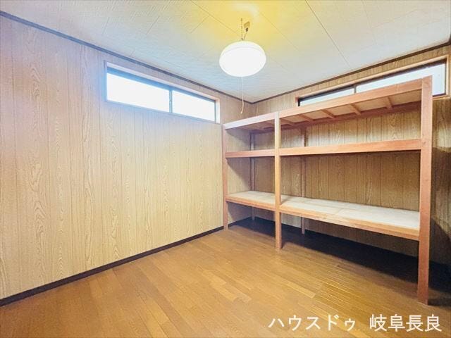 ≪2F北西≫
北側の洋室は、自然光が穏やかに差し込み、落ち着いた雰囲気の中でゆっくりとくつろげる静かな空間です。