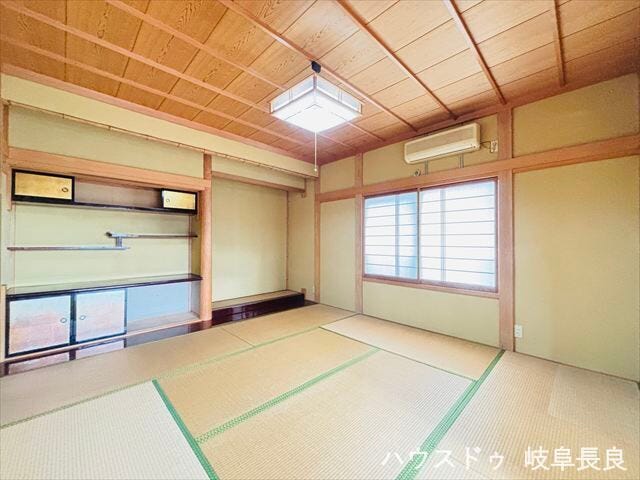 ≪2F北東≫
南側和室と隣接しており間仕切りを開放すれば広々おもてなしスペースに。ちょっと横になったり、洗濯物をたたんだり多目的に使えます。