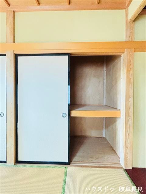 ≪2F北東和室≫
布団や季節物の収納に便利な押入付きで、お部屋をいつでもすっきり保てます。