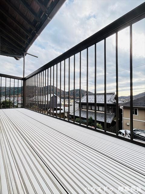 日当たりの良いバルコニーは、ガーデニングや趣味のスペースとしても活躍します。外の景色を眺めながら、日常にちょっとしたゆとりをもたらす、心地よい場所です。