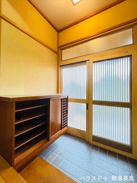 散らかりがちな玄関もすっきりの玄関収納付き。