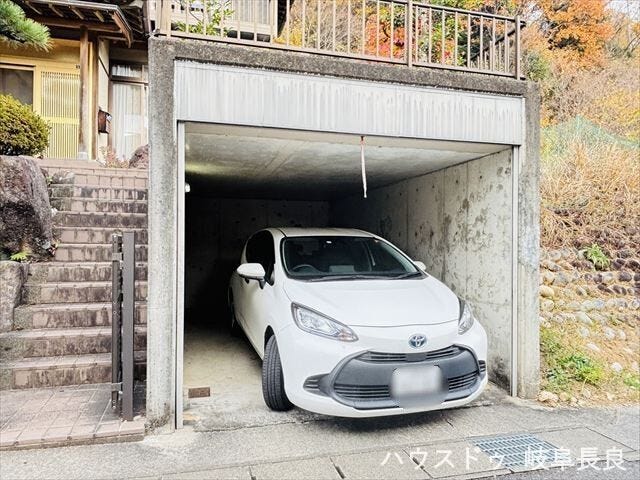 車庫があり、車を雪や雨・紫外線などから守ってくれます。