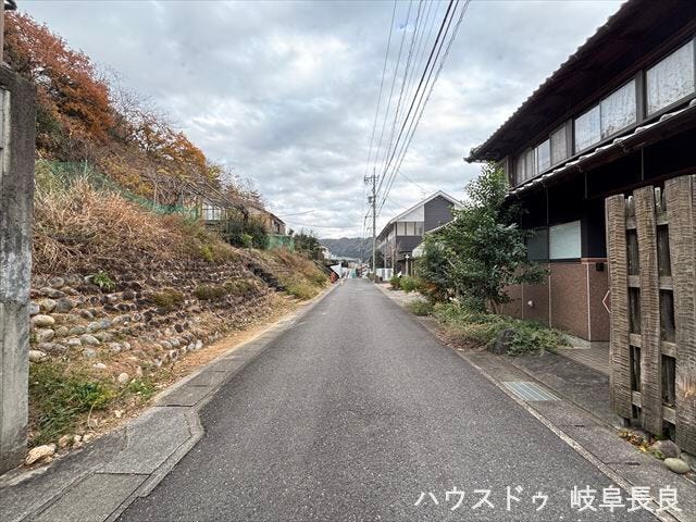 ≪南側東向き≫
幅員約5mの前面道路です。車がすれ違える道幅です。車1台とベビーカーですれ違っても余裕のある道幅は安心ですね。