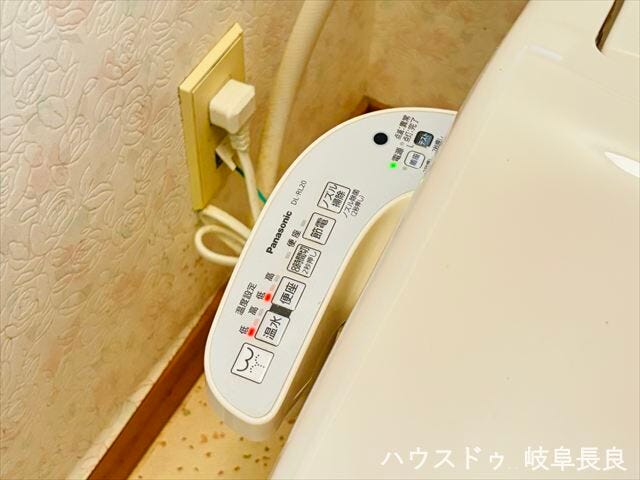 ≪温水洗浄便座≫
寒い日も快適な温かい便座と、お好みの水圧・水温に設定できる温水洗浄機能。いつでも清潔で心地よいトイレ空間で、毎日の生活の質を高めます。