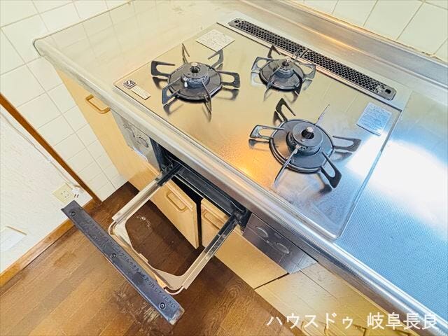 ≪コンロ≫
3つ口コンロで調理の時間短縮をはかれます。