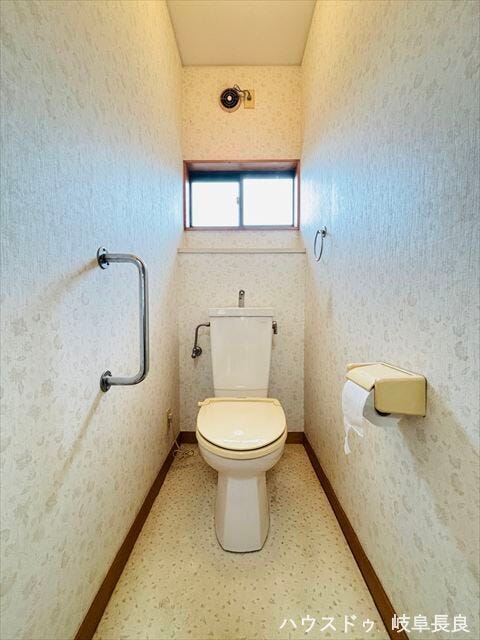 ≪2F≫
窓から自然光が入る、明るく清潔感のあるトイレです。こまめな換気が可能で匂いや湿気がこもりにくく、いつも気持ちよく快適にご利用いただけます。