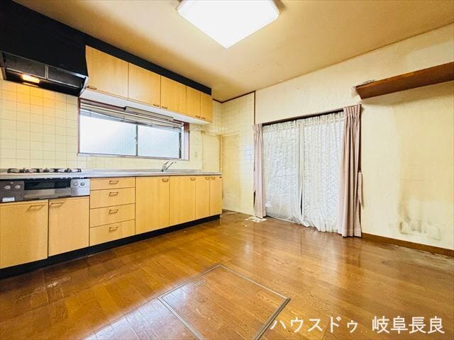 ダイニングキッチン。リビングと一体化していないので、食事とくつろぎを分けられ、来客時にもキッチンの生活感を見せないのも嬉しい。造り付け収納で、すっきり片づけることができます。