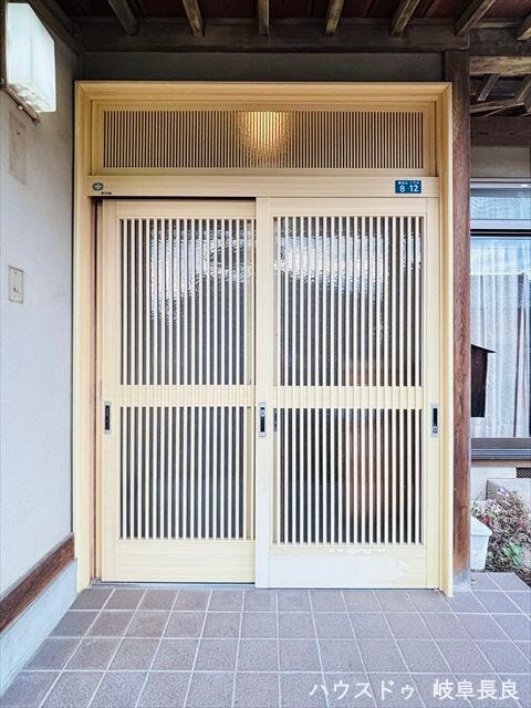 ≪外玄関≫
軒がしっかりとあるので雨の日でも濡れずに傘をさせます◎