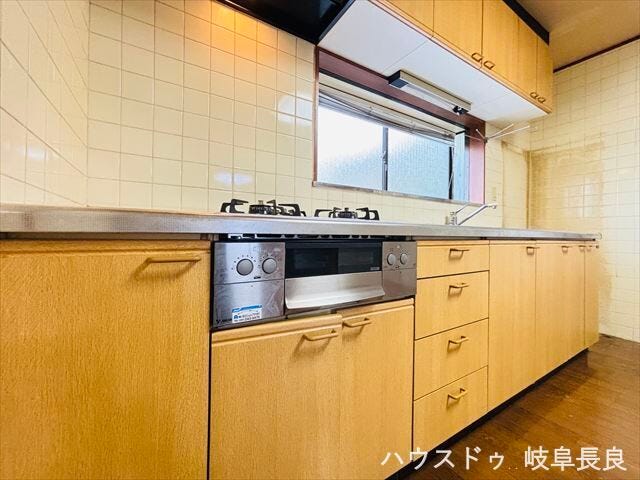 窓から光が差し込み、昼間は照明いらずのキッチン。壁に向かって調理できるので、包丁や火を使う作業にしっかり集中できます◎