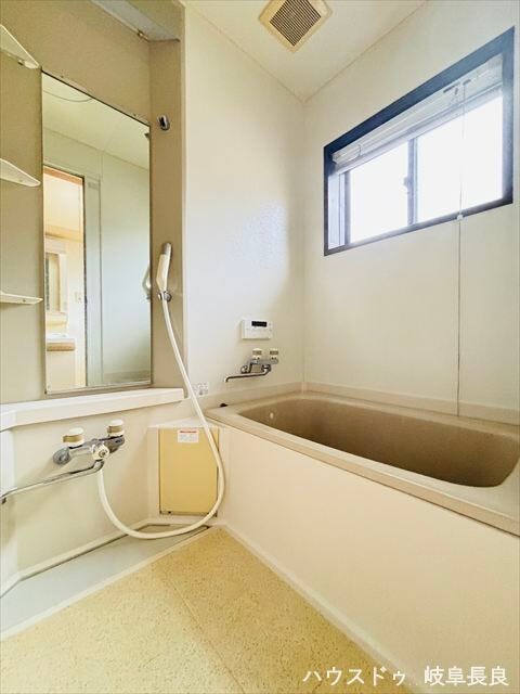 浴室には窓も付いているので、こもりがちな湿気もすぐ取り除くことができますね。