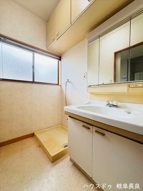 洗面台には収納もしっかりついていますので、洗剤やシャンプーなどのストックもできます。