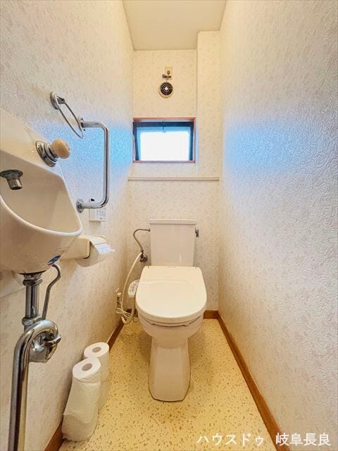 ≪1F≫
ウォシュレット機能付きのトイレです。小窓もついているので換気もできます。