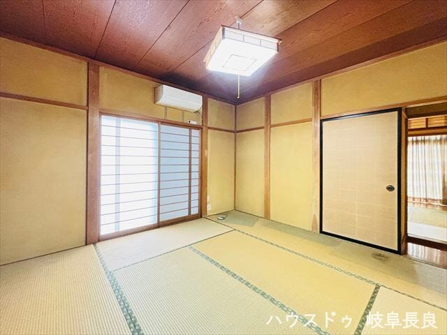 ≪1F北東≫
静けさが心地よい、心落ち着く和室です。客間やご家族のくつろぎの場として多様に活用でき、ゆったりとした和の趣が日々の暮らしに安らぎをもたらします。