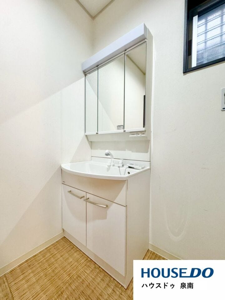 3面鏡つきの洗面台です。