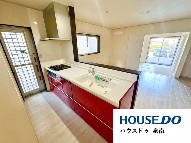 調理しながらもご家族のお顔が見れるカウンターキッチン。ついつい料理中お子様の様子が気になるもの。安心してお料理に取り組んでいただけます。会話だって自然とはずむはず。