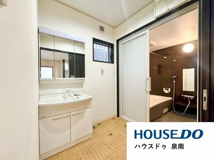 スッキリとしたスタイルの収納可能な洗面台です。