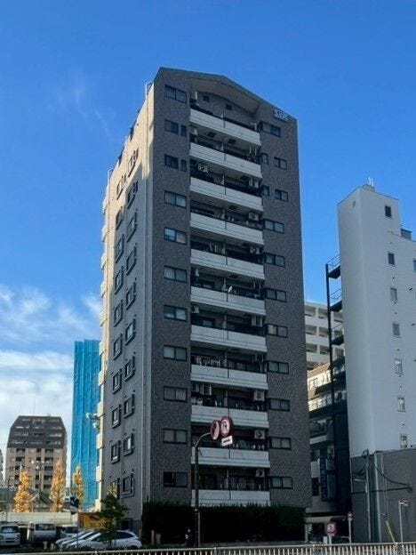外観タイル貼りでスタイリッシュな佇まいの12階建てのマンションです