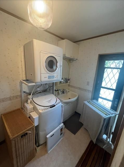 勝手口から外にも出られる洗面所