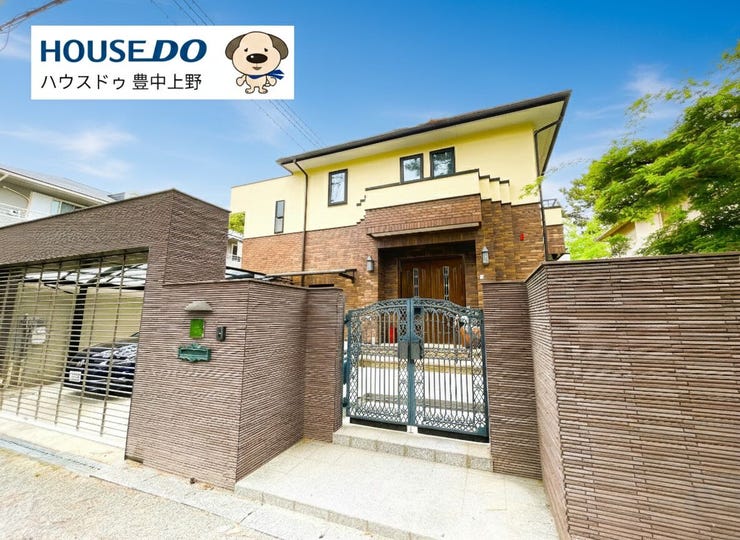 緑が多く、かつ生活利便性の高い服部南町2丁目にある邸宅です♪お車2台駐車可能なシャッター付きのガレージあり!ゆとりある生活をお考えの方におすすめのお住まいです!