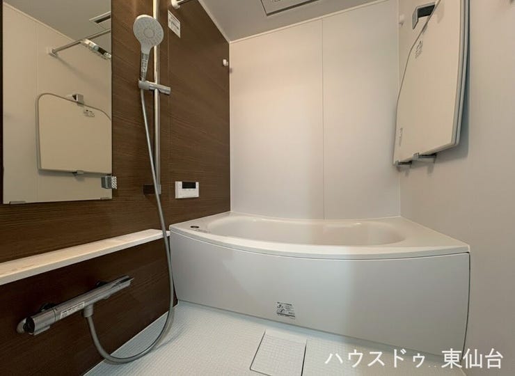 木目調パネルがやさしく包み込む、癒しのバスルーム