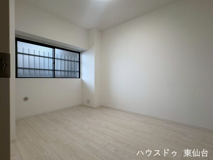 家具の配置もしやすい間取りのこちらの洋室は6帖の洋室になります