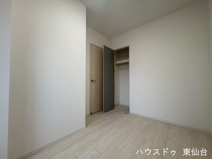 衣類も小物もすっきり収まる、使い勝手の良い収納付き