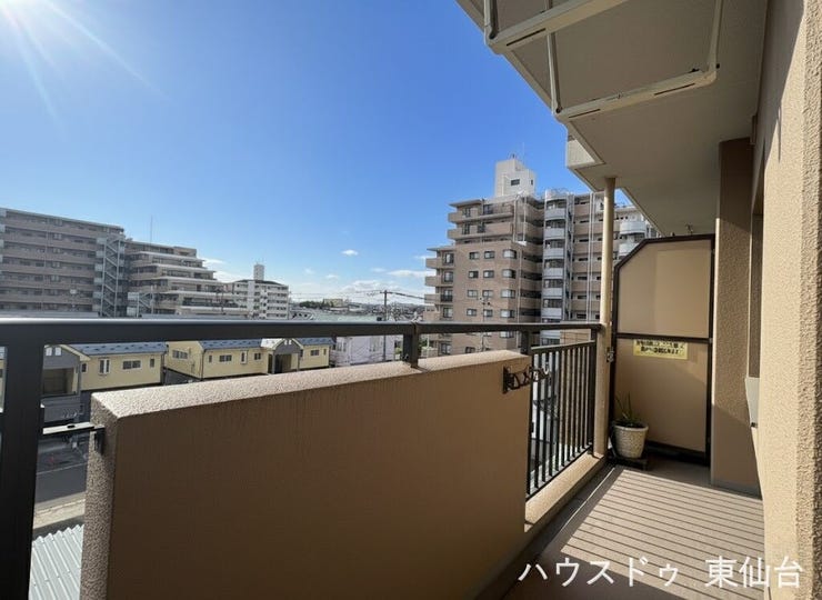 バルコニーは4階南向きで日当たり良好♪晴れた日は洗濯物もたくさん干せそうです!