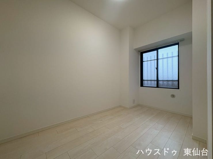 こちらの洋室は4.7帖!窓からは優しい日差しが差し込みます!