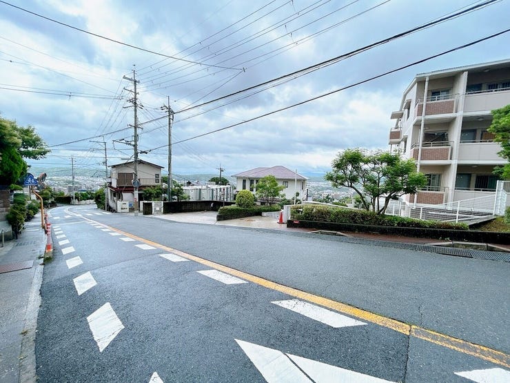 前面道路が広く、毎日の通行も快適です。