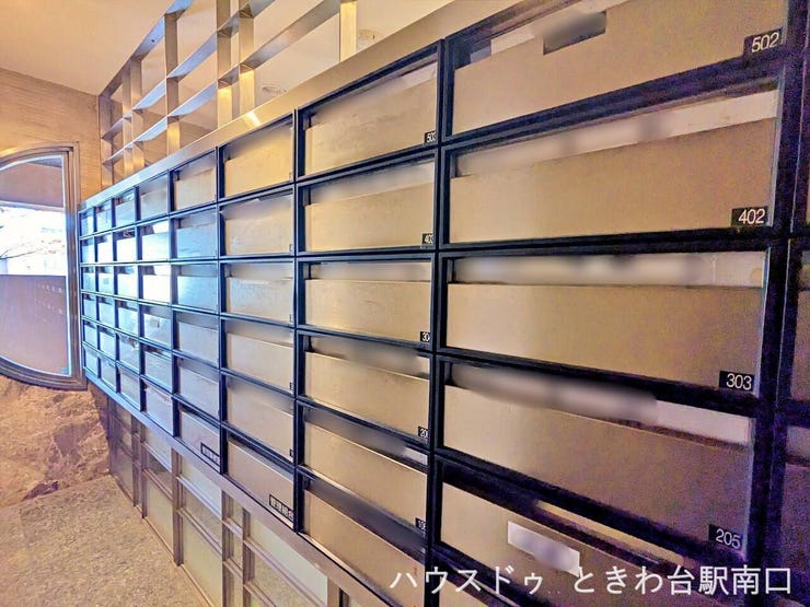 共用部に設けられた集合ポストは、屋内設置のため雨風の影響を受けにくく、共用部も落ち着いた雰囲気。日常的に使う場所だからこそ、管理状態の良さが感じられます。