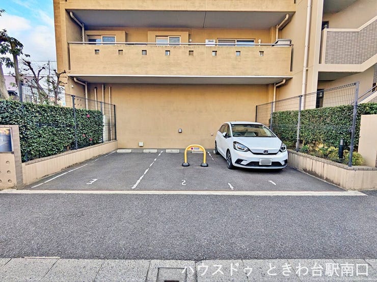 建物敷地内の平置き駐車場は、出し入れしやすい配置が魅力です。敷地内にあるため、移動距離が短く日々の利用も快適です。