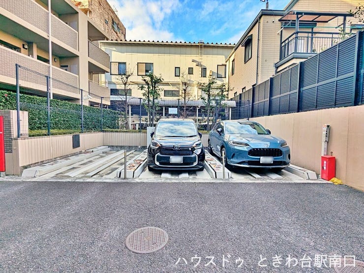 敷地奥には機械式駐車場を備えており、限られたスペースを有効活用しています。