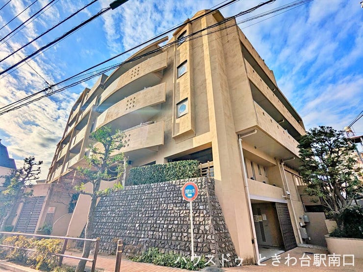 重厚感のある外観が印象的なマンション。石積みの基壇とやわらかな色合いの外壁が街並みに自然と溶け込みます。