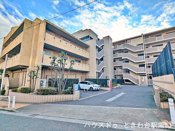 駐車スペース周辺は見通しが良く、出入りの際も安心感があります。共用部まで丁寧に管理されている様子が伝わります。