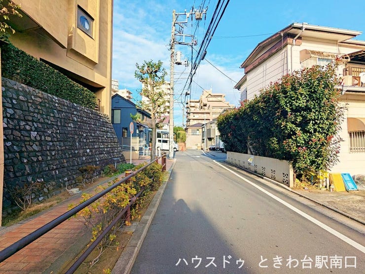 マンション前面は歩道付きの道路となっており、通行しやすい環境です。車通りも落ち着いており、日常の出入りやお子様との歩行時にも配慮された街並みが広がっています。