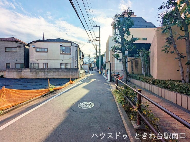 周辺は低層住宅が中心の穏やかな住環境。見通しの良い直線道路で、朝夕の通行も比較的落ち着いています。生活道路として使われることが多く、静かな暮らしを求める方に向いた立地です。
