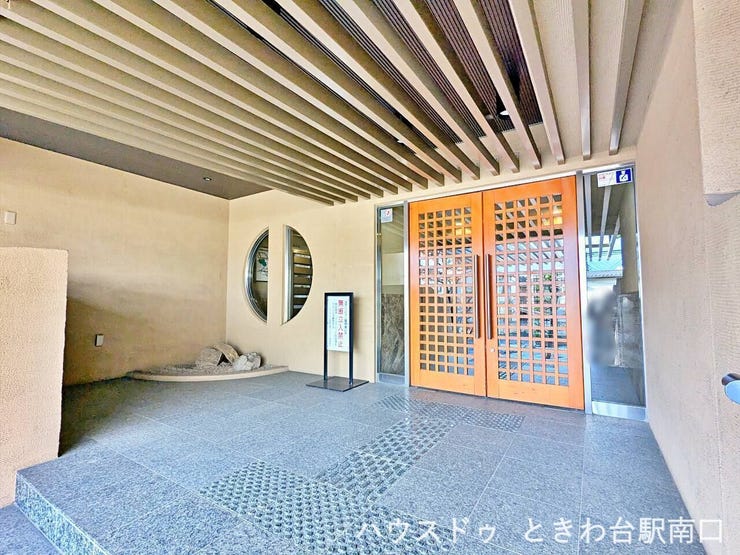 天井デザインと間接照明が印象的なエントランスホール。広さにゆとりがあり、来訪者を穏やかに迎える空間設計となっています。共用部の管理状態も良好です。