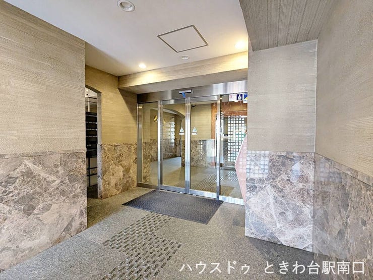 石調タイルを用いた落ち着きある内装。照明配置も工夫され、昼夜を問わず明るさを確保しています。