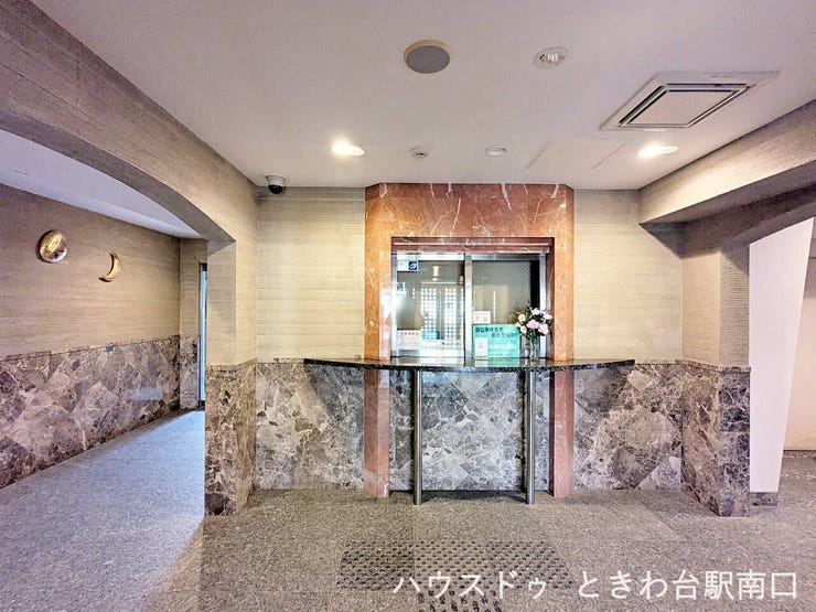 ロビーには管理人受付が設けられており、日常の相談や共用部の管理が行き届きやすい体制です。人の目があることで、防犯面への配慮も感じられます。