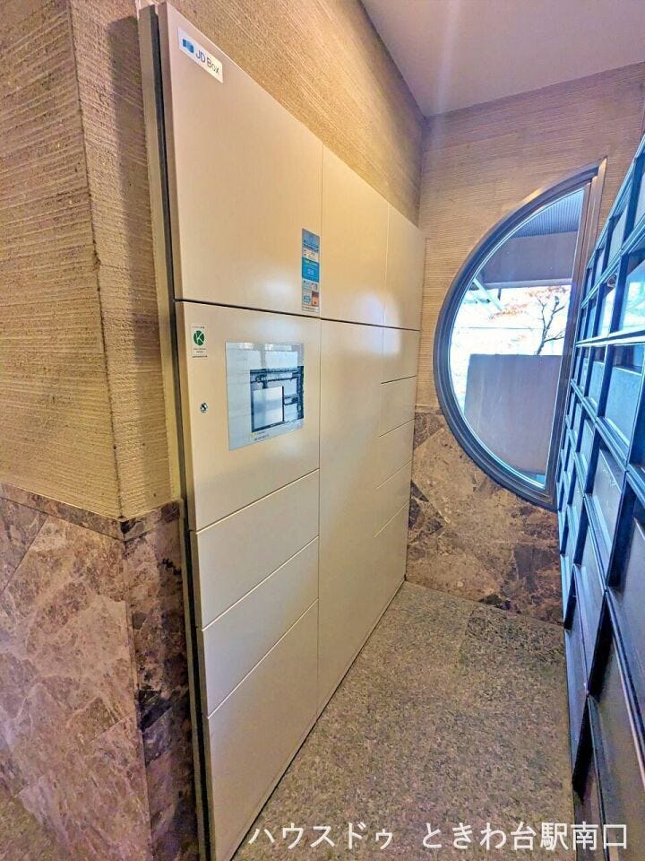 不在時の荷物受け取りに便利な宅配ボックスを完備。日中不在が多いご家庭でも、再配達の手間を減らせる実用的な設備です。