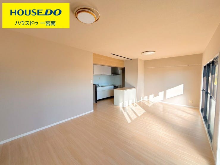 【リビング】
縦長のLDKはどこにいてもLDK全体が見渡しやすく、ぱっと見て室内の様子が把握できます。