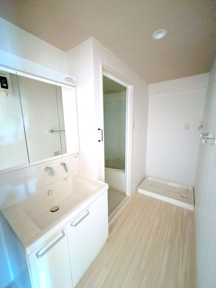 洗面所に収納があるとタオルや着替えをスムーズに取り出したり、日用品のストックを確保できるため使い勝手が良いです!