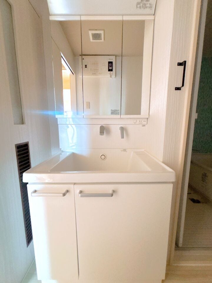 三面鏡付き洗面台は合わせ鏡ができるので、後ろの髪型までチェックできます♪