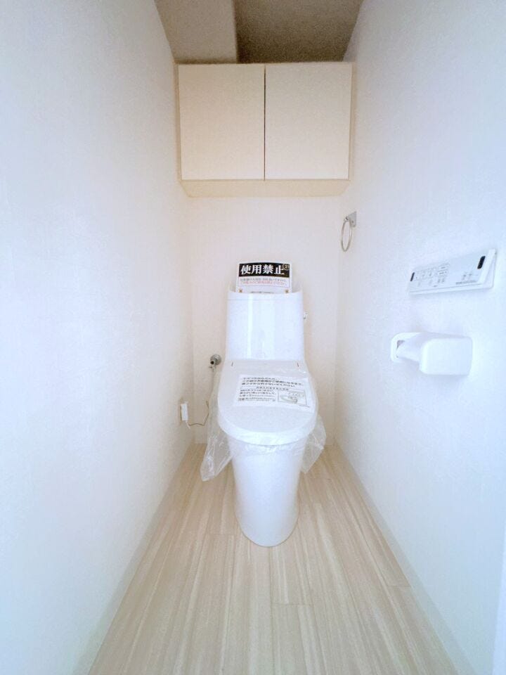 収納がありトイレットペーパーのストック、掃除用具、芳香剤などを整理整頓できるため、トイレをすっきり保つことができます。