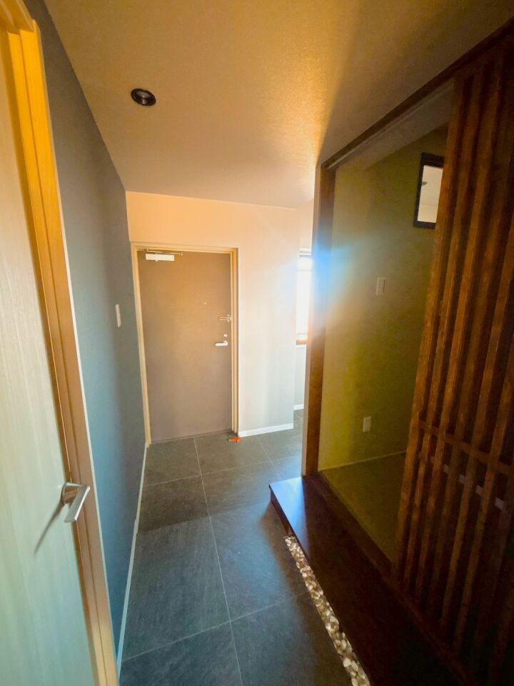 大容量のシューズボックスで靴の種類や季節に応じて多くの靴を収納でき、家族全員分の靴を一箇所にまとめて管理できます。