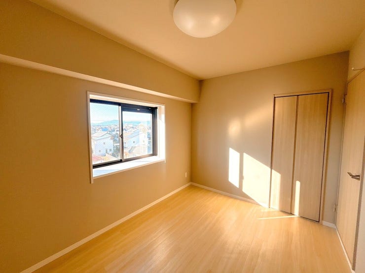 洋室は部屋の広さが適度なため、家具の配置やインテリアデザインがしやすく、狭すぎず広すぎない居心地の良い空間を作れます。