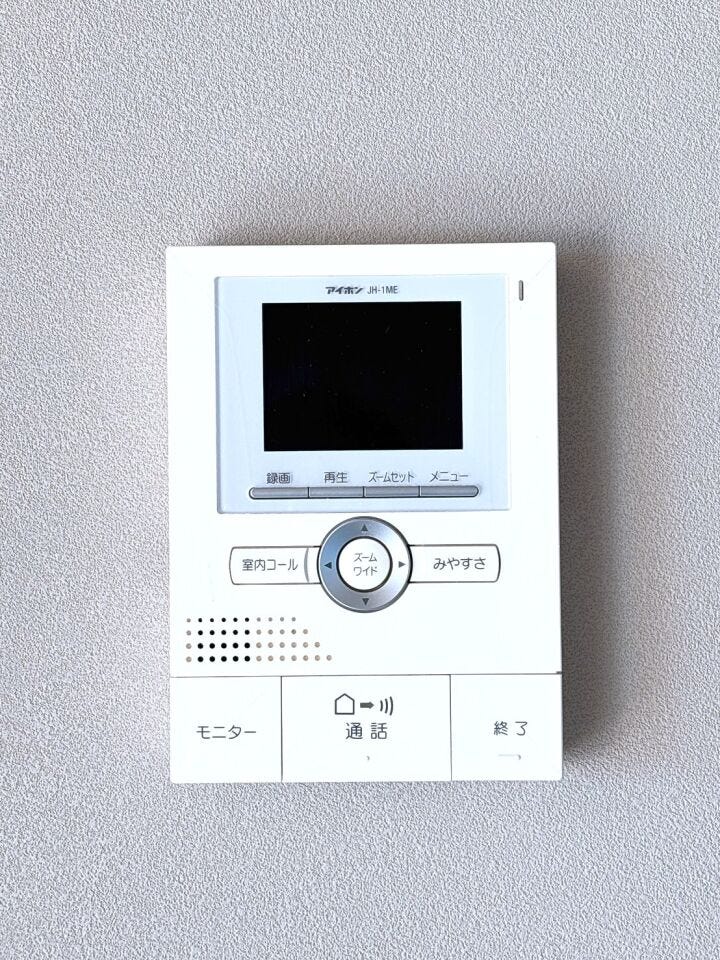 モニター付きインターホンはドアを開ける前にモニターで訪問者の顔を確認できるため、安全性が向上します