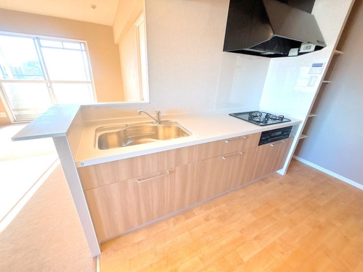 カウンターキッチンはリビング・ダイニングにいる家族の様子を見ながら調理できるのでお子様がいるご家庭にもおすすめです♪