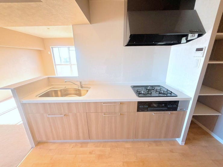 カウンターキッチンは配膳や後片付けが楽です!カウンター越しにすぐ提供でき、食卓までの距離が近いため、運ぶときにこぼしてしまう心配も減ります♪