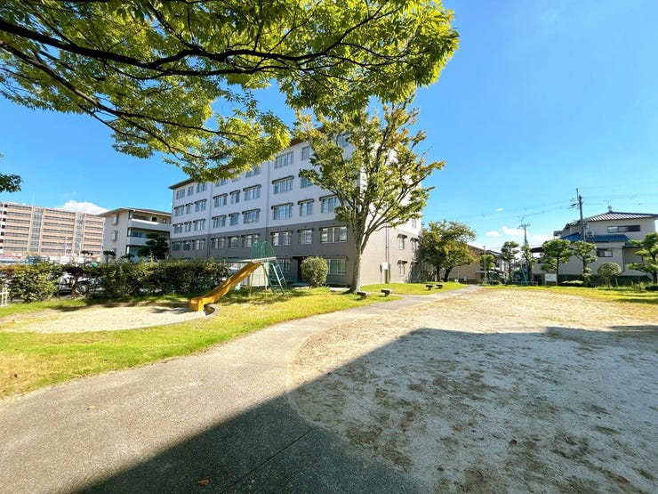 スーパーやコンビニ、幼保・小学校など生活利便施設が充実した立地です。